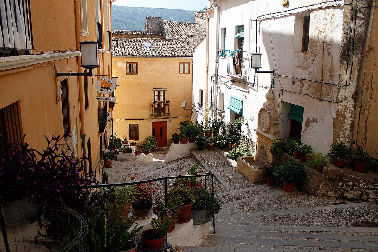 Calle empedrada del casco medieval de Bocairent