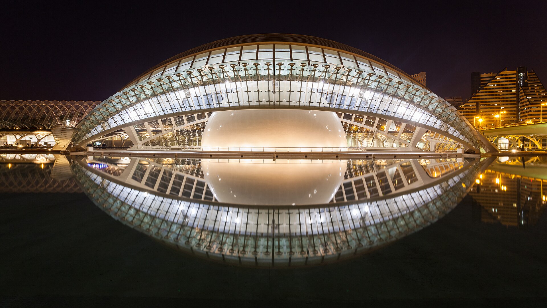 El Hemisfèric de la Ciudad de las Artes y las Ciencias de Valencia reflejado en el agua