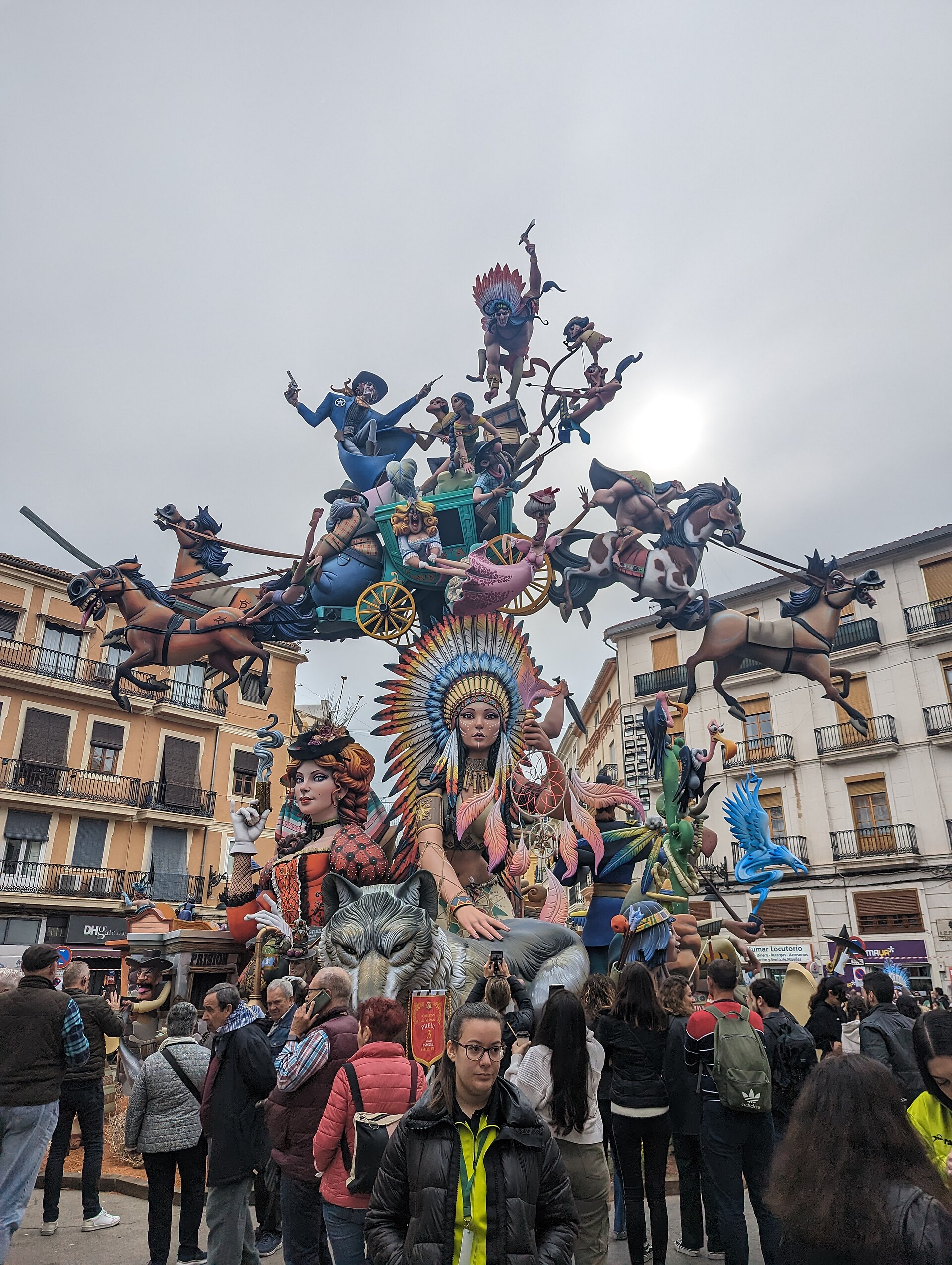 Monumento fallero en las calles de Valencia durante las Fallas