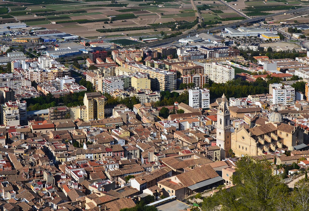 Vista del casco antiguo de Xàtiva y la Colegiata desde el castillo