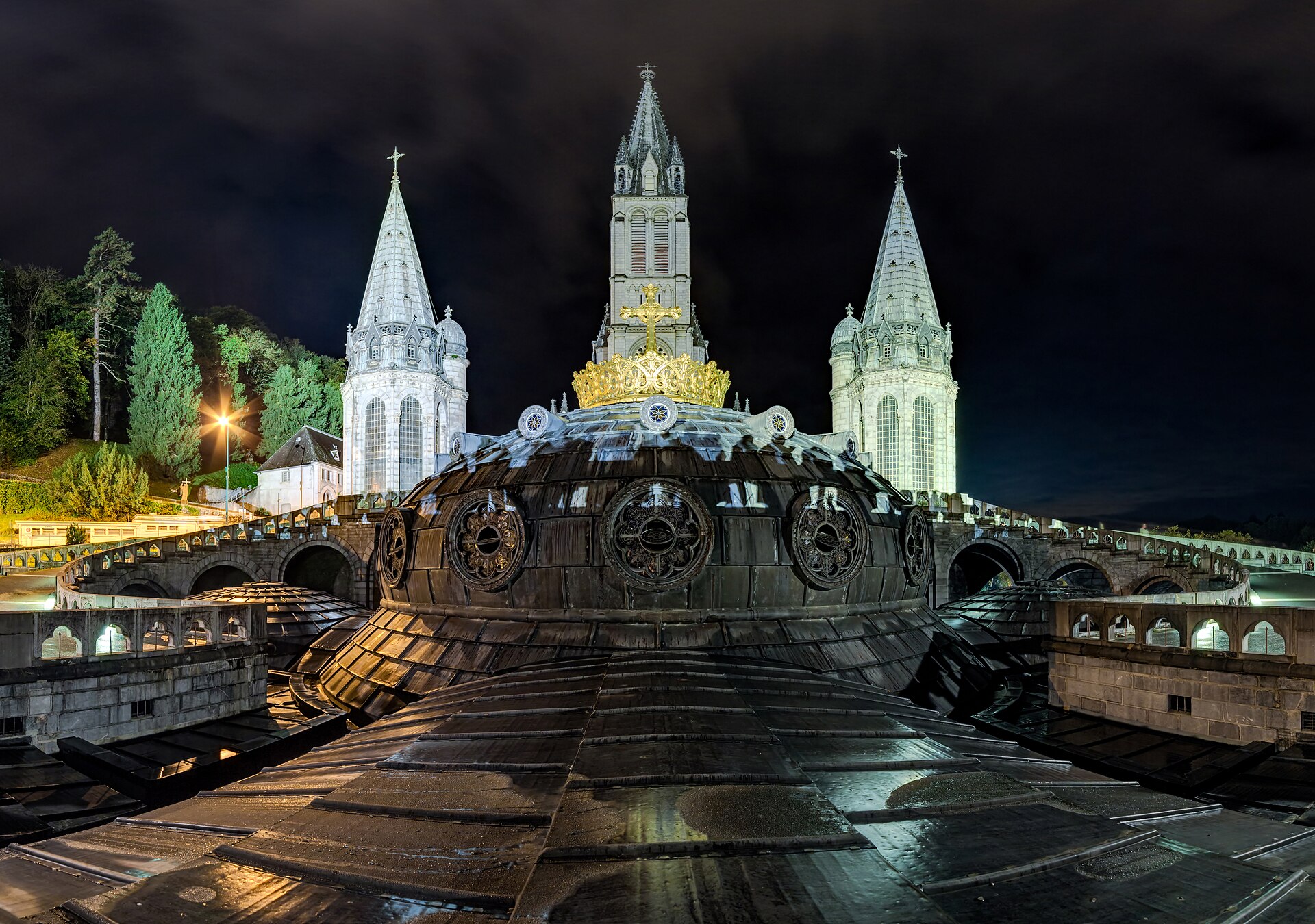 Basílica de Nuestra Señora del Rosario de Lourdes iluminada de noche