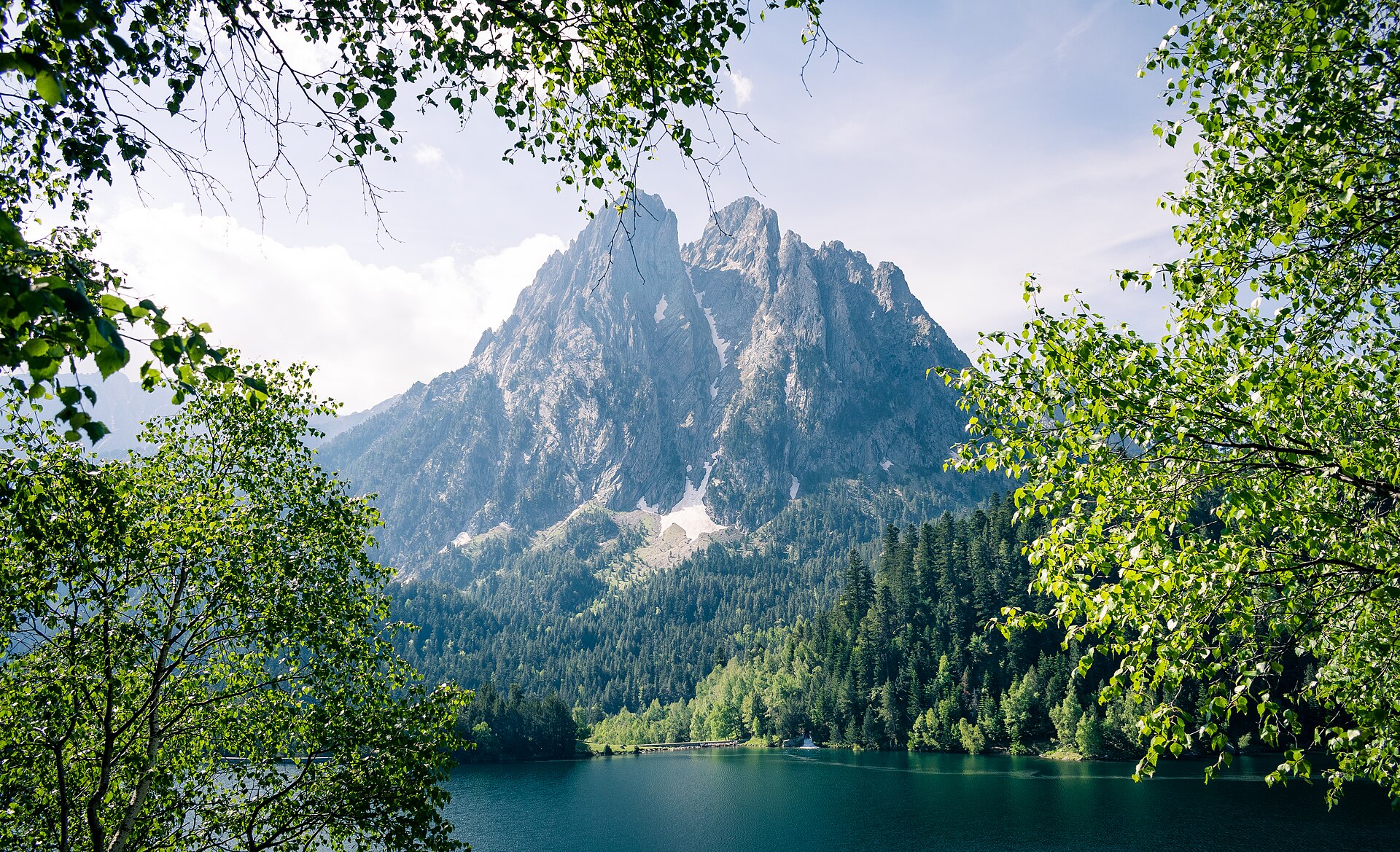 Picos de Els Encantats sobre el lago de Sant Maurici, Parque Nacional de Aigüestortes