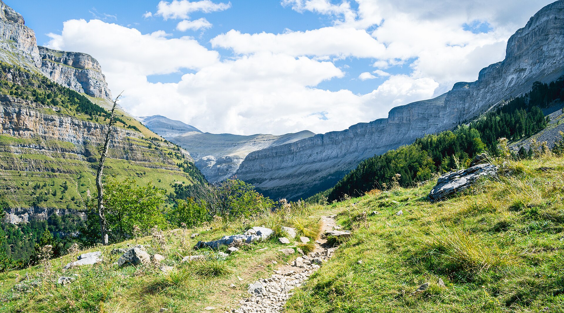 Senda de la Faja de Pelay en el valle de Ordesa, escapada al Pirineo aragonés desde Valencia