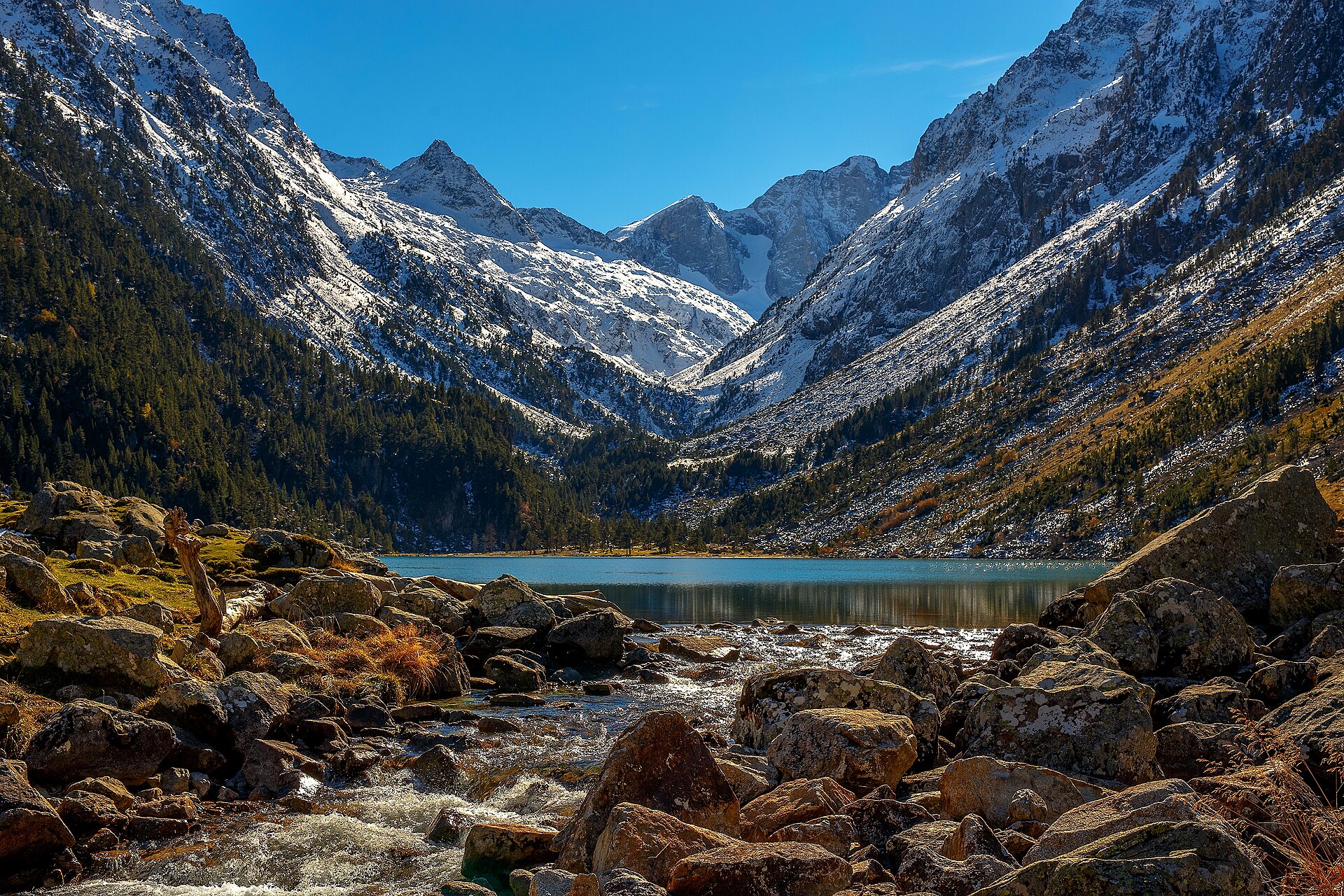 Lac de Gaube con el macizo del Vignemale al fondo, cerca de Pont d'Espagne en Cauterets