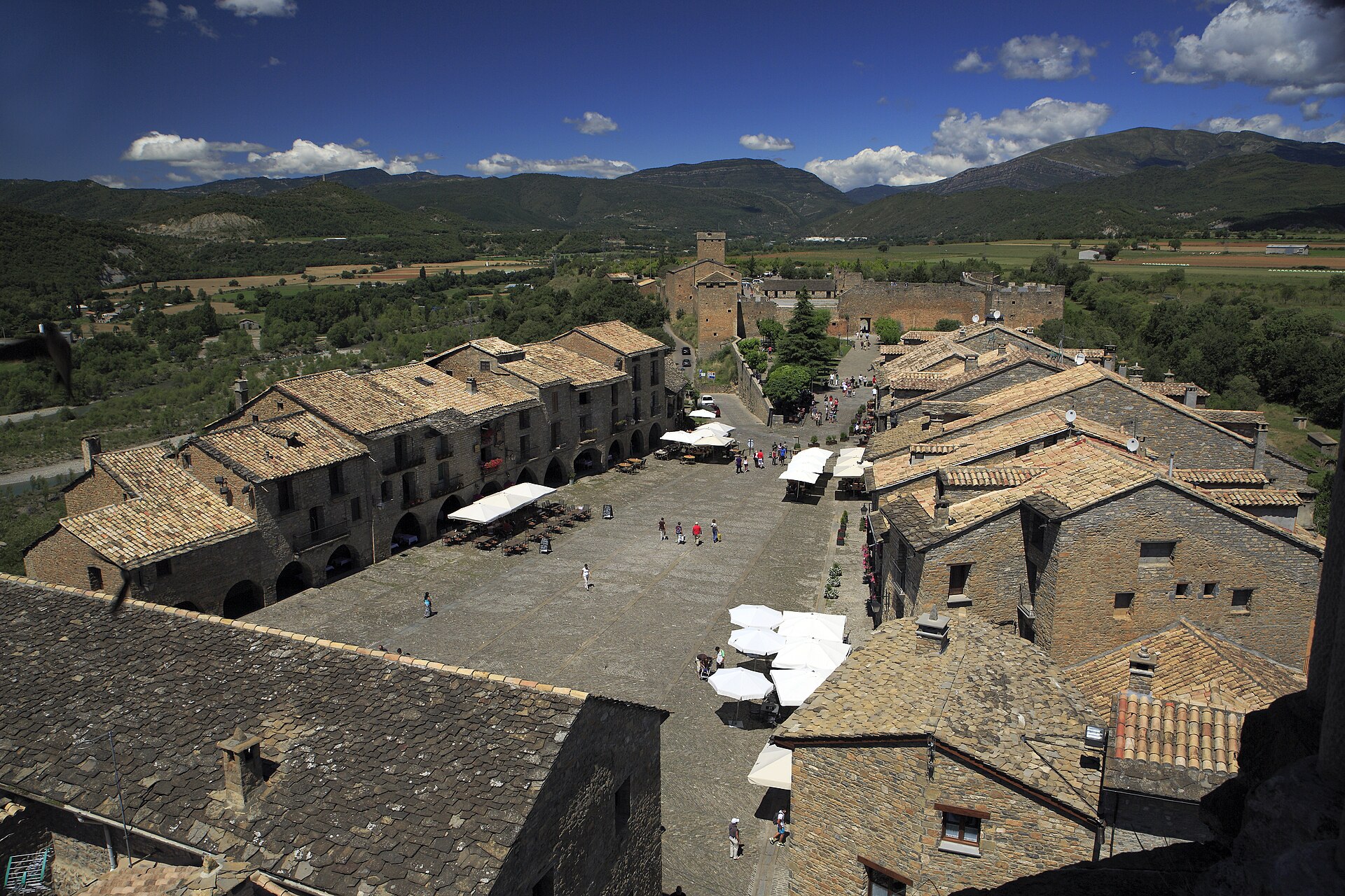 Plaza Mayor medieval de Aínsa, pueblo con encanto del Pirineo aragonés