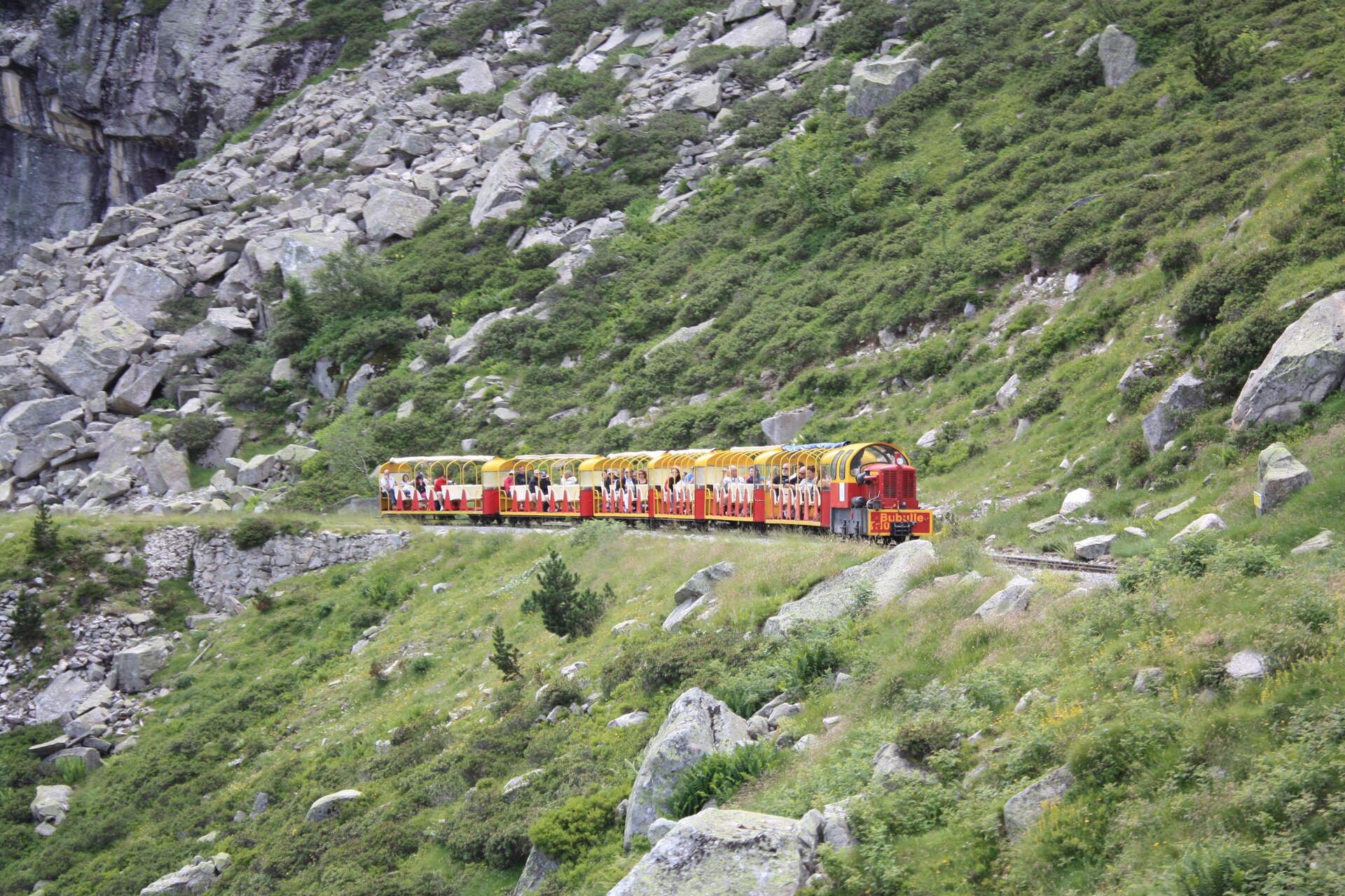 Tren de Artouste, el tren turístico más alto de Europa, recorriendo la ladera del Pirineo