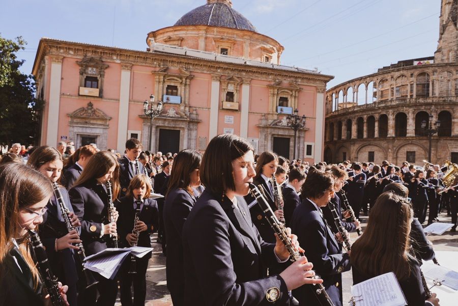 Concierto simultáneo de bandas juveniles tocando pasodobles en la Plaza de la Virgen de Valencia