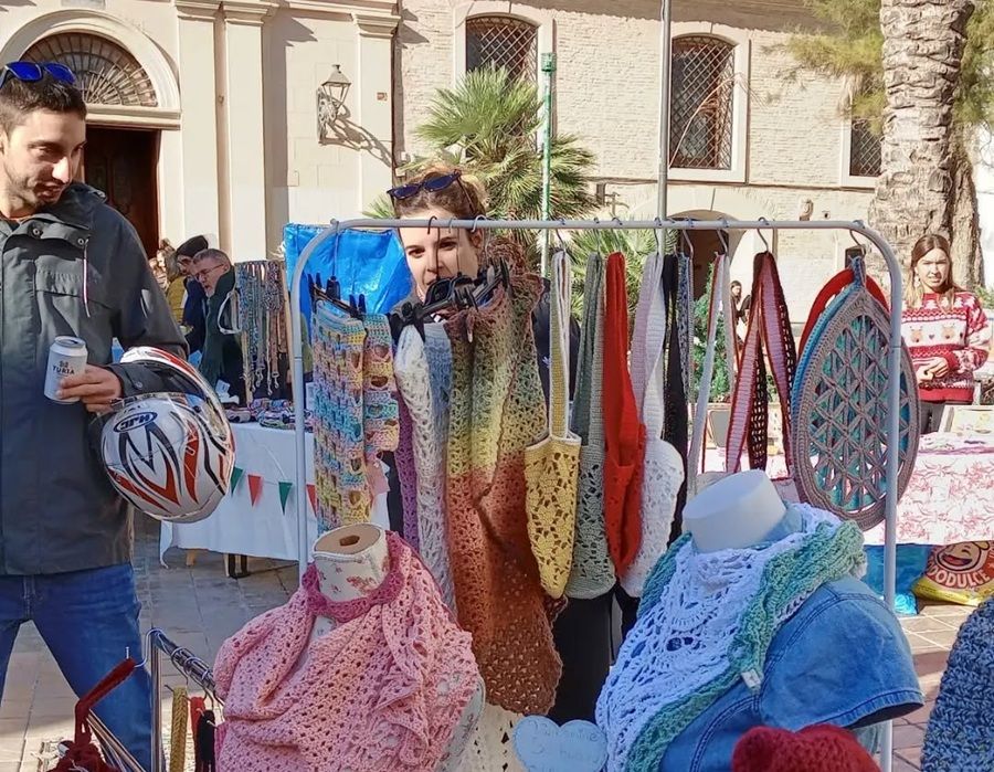 Puestos de artesanía e ilustración en el mercado Benimarket de la plaza de Benimaclet, Valencia