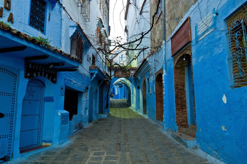 Calle azul de la medina de Chefchaouen, la ciudad azul de Marruecos