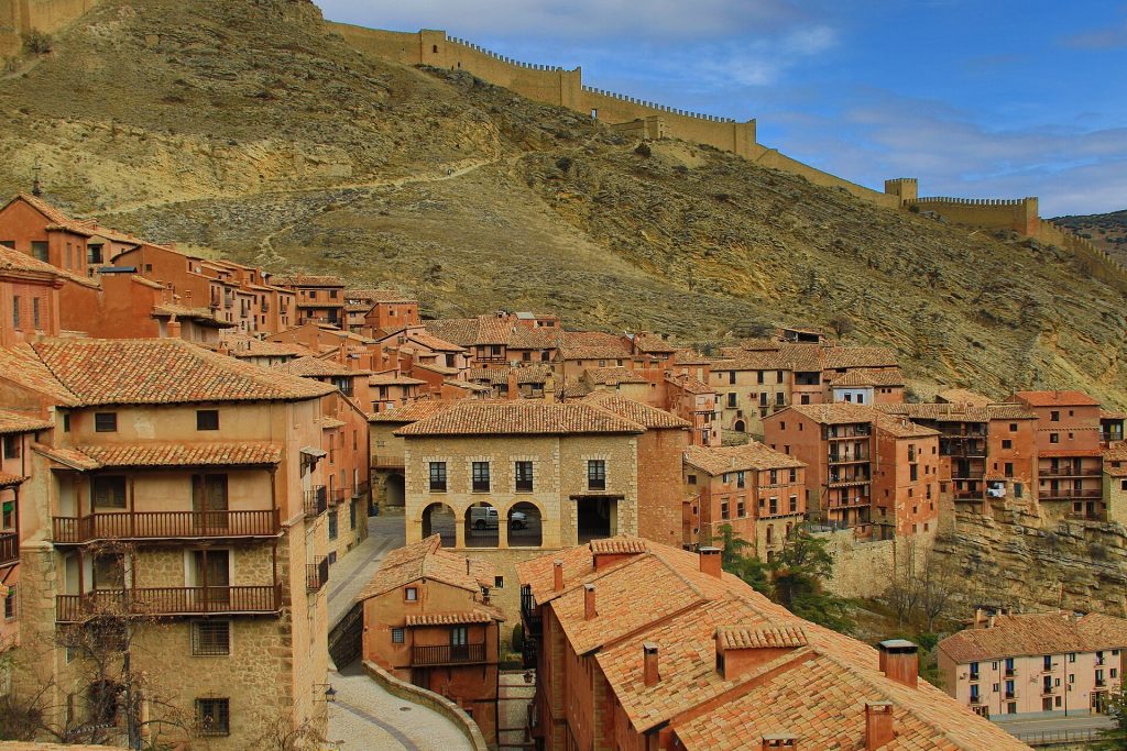 Casco histórico de Albarracín con sus casas colgadas de color rojizo, Teruel