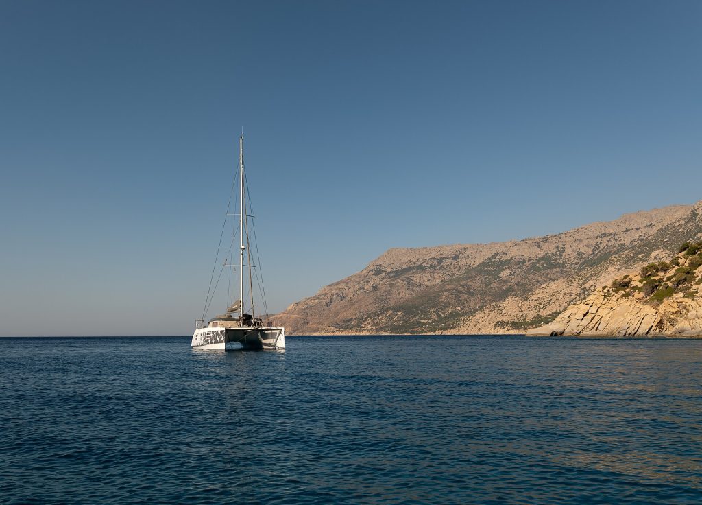 Catamarán fondeado en el mar Mediterráneo