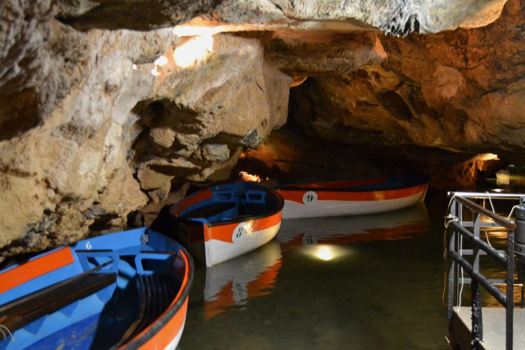 Barcas en el río subterráneo de las Cuevas de San José en la Vall d'Uixó
