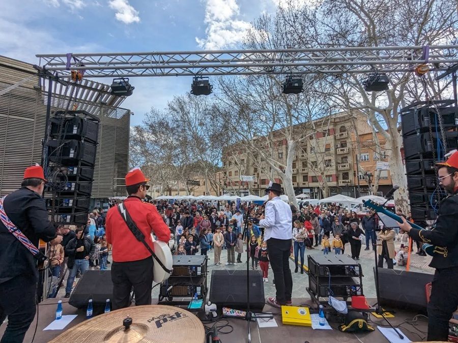 Actuación al aire libre del programa Cultura als Barris 2026 en un barrio de Valencia