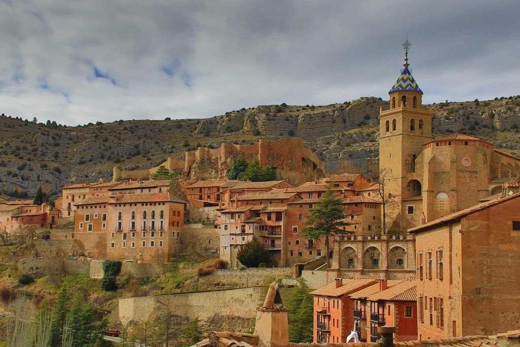 Vista de Albarracín con la catedral y las casas rojizas, excursión de un día desde Valencia