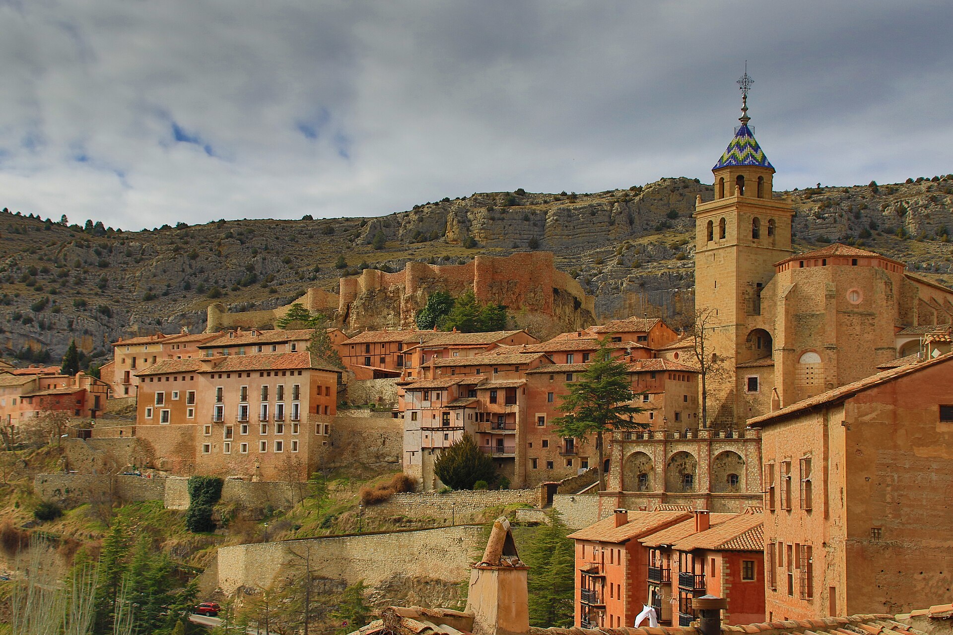 Vista de Albarracín con la catedral y las casas rojizas, excursión de un día desde Valencia