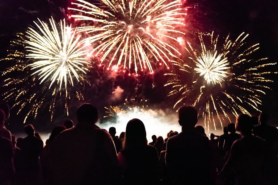 Espectáculo de fuegos artificiales del Festival Internacional de Pirotecnia 2026 en el puente de Montolivete de Valencia
