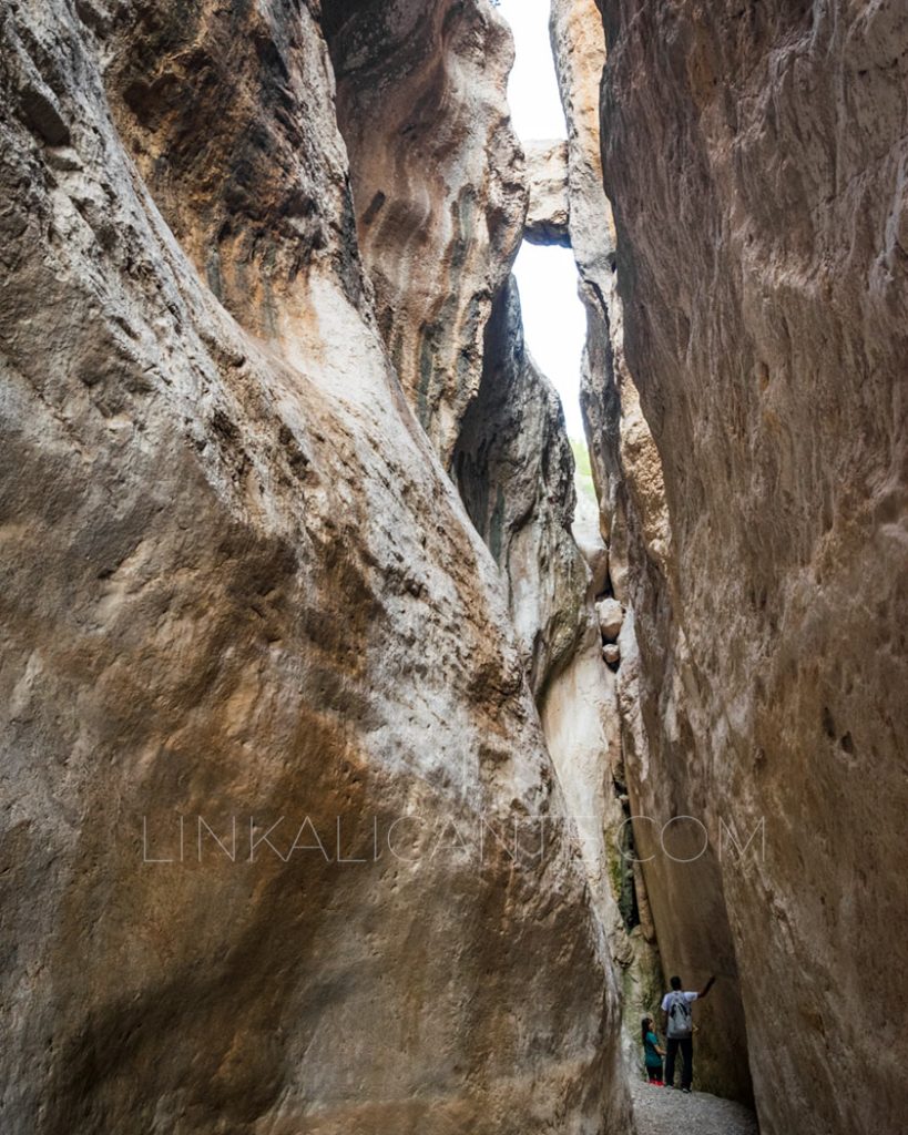 Paredes verticales de la garganta estrecha del Cañón del Mascarat