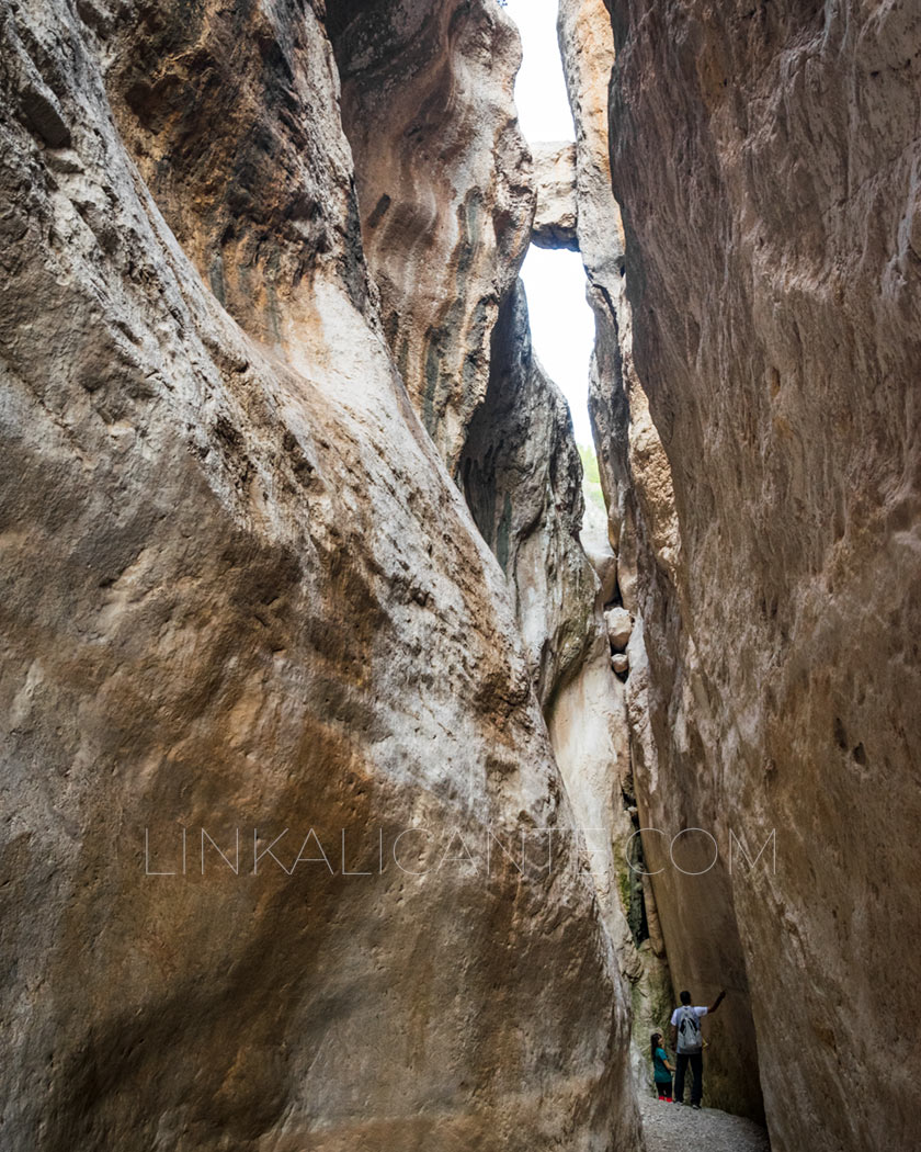 Paredes verticales de la garganta estrecha del Cañón del Mascarat