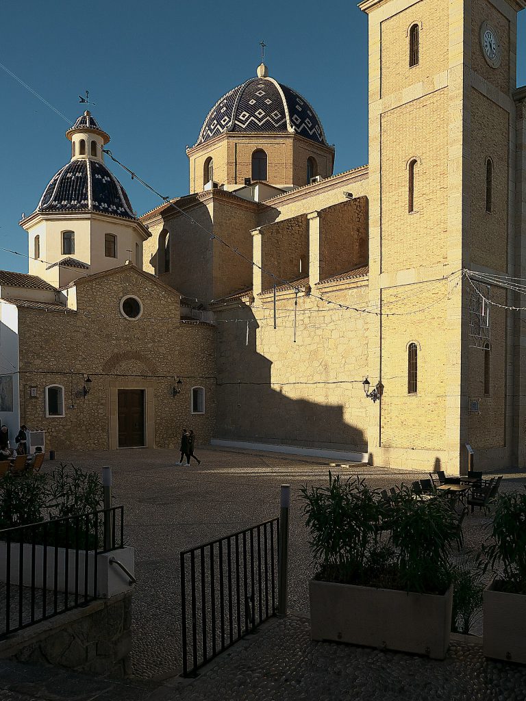 Iglesia de Nuestra Señora del Consuelo en la plaza del casco antiguo de Altea