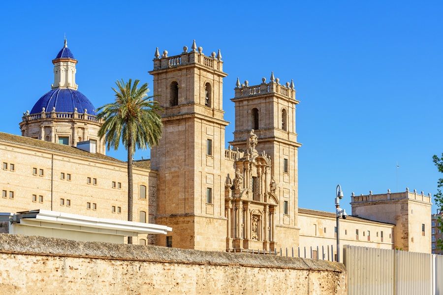 Rayo de sol iluminando la cripta de Germana de Foix en el Monasterio de San Miguel de los Reyes de Valencia