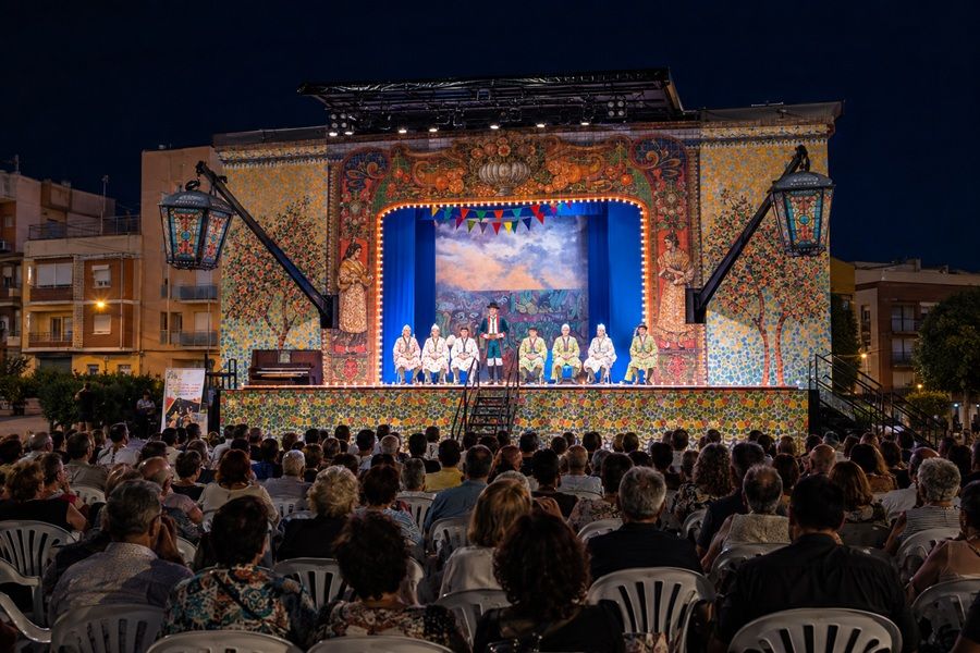 Camión escenario de Les Arts Volant durante una función gratuita de zarzuela