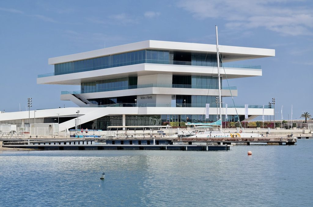Edificio Veles e Vents en la Marina de Valencia, punto de salida de la fiesta en catamarán