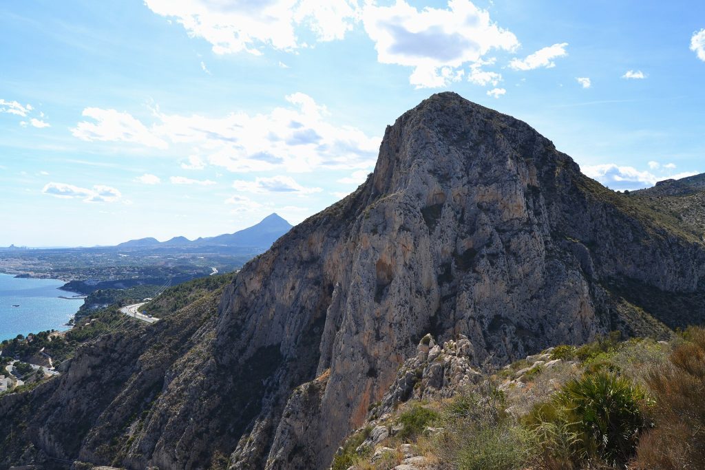 Vista del Mascarat y la costa de Altea desde el Castellet de Calpe