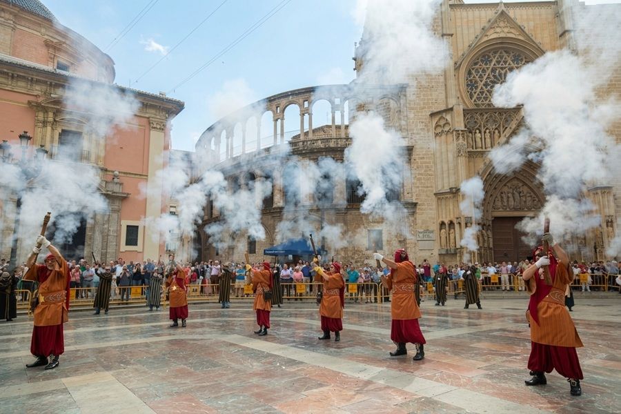 Ambientación del mercado medieval y comparsas de moros y cristianos en las fiestas del 9 dOctubre en Valencia