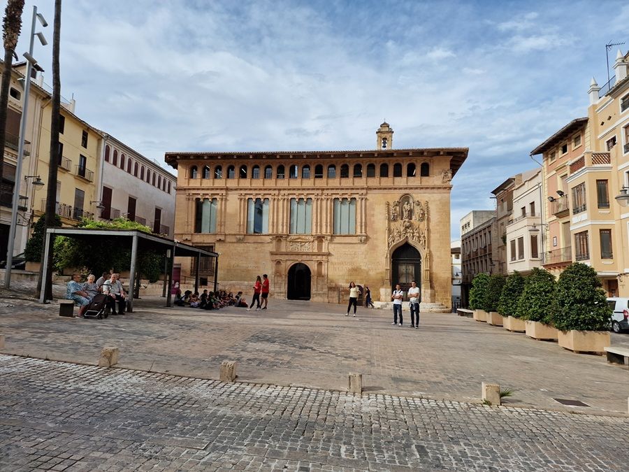 Palacio histórico de Xàtiva abierto al público durante Open House Valencia 2026, con fachada renacentista y galería de arcos