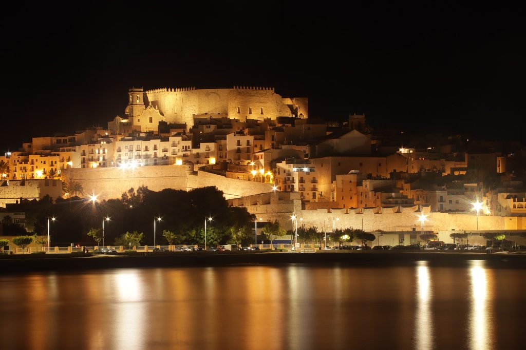 Casco antiguo de Peñíscola y su castillo iluminados de noche