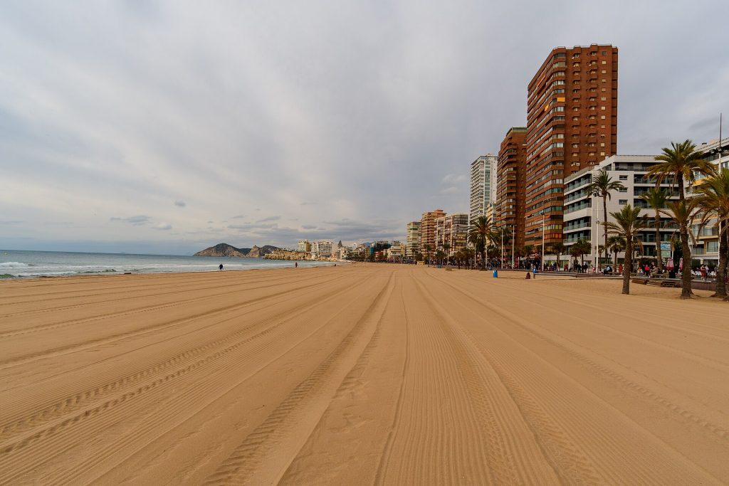 Playa de Levante de Benidorm con sus rascacielos y palmeras