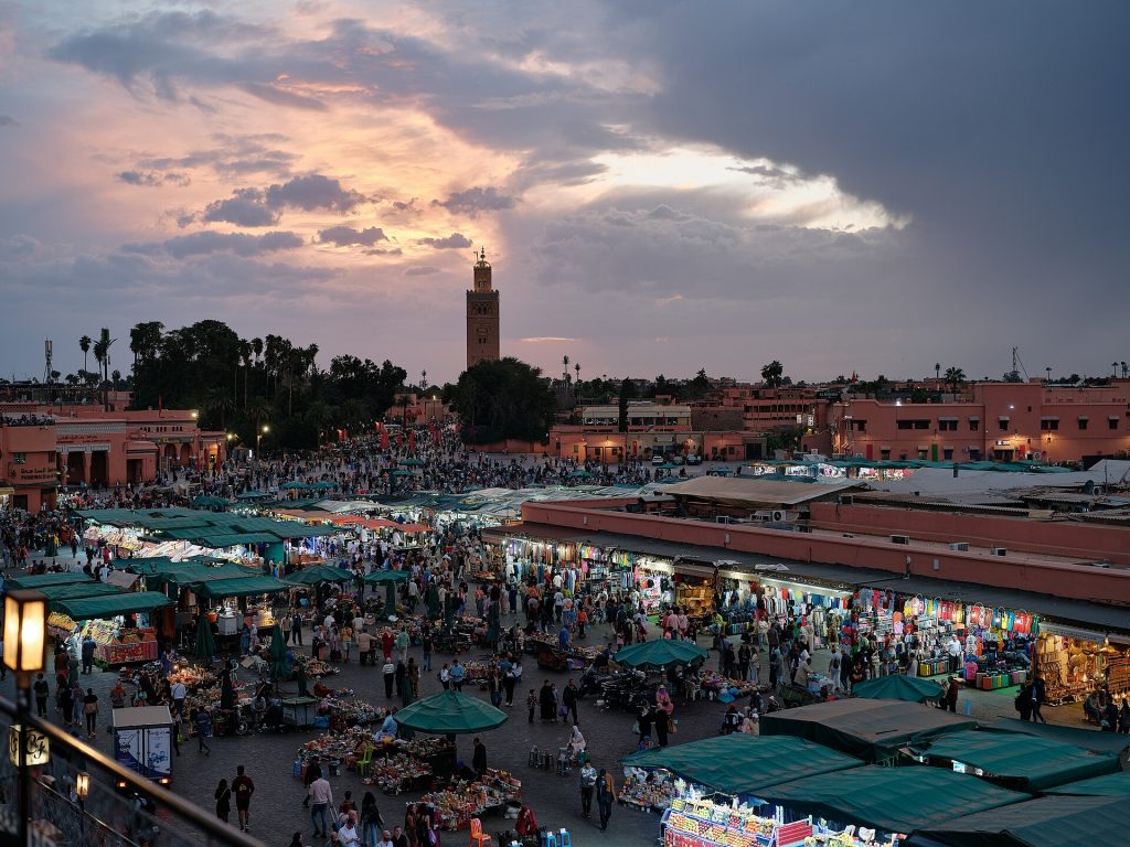 Plaza Jemaa el-Fna de Marrakech al atardecer con la Koutoubia al fondo