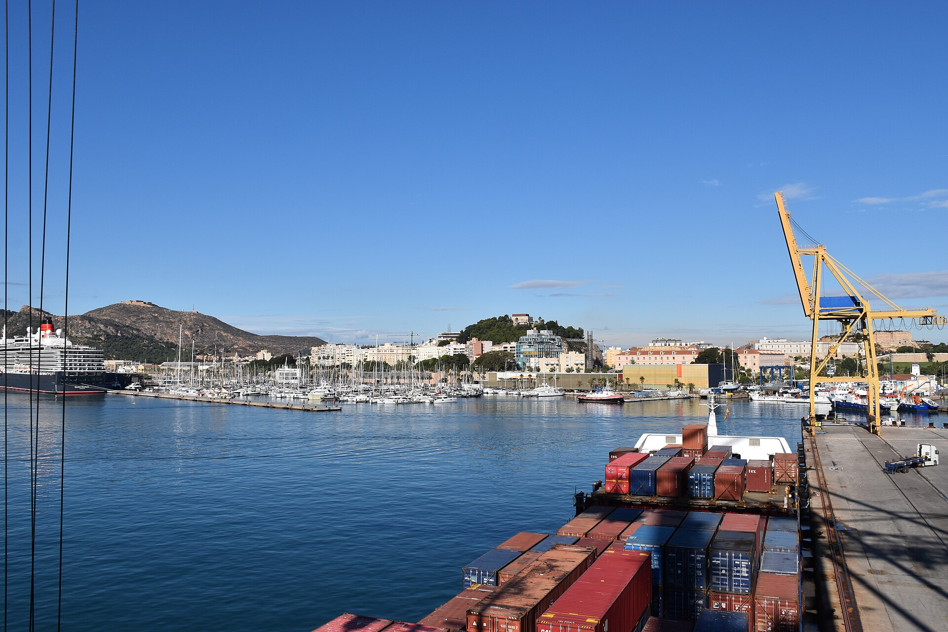 Puerto de Cartagena con el castillo de la Concepción al fondo