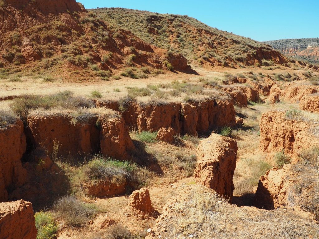 Barrancos y cárcavas rojizas en la ruta de senderismo del Cañón Rojo de Teruel