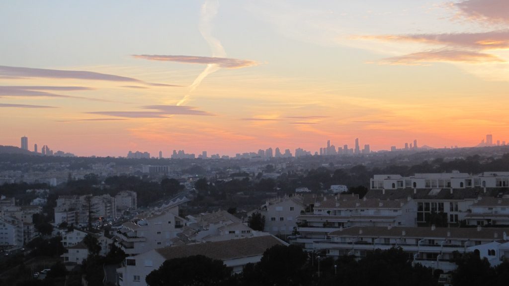 Skyline de rascacielos de Benidorm al atardecer sobre la costa