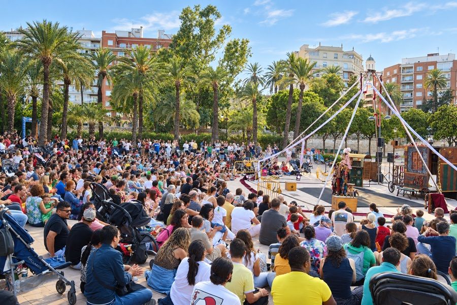 Espectáculo de circo al aire libre durante el festival ValenCirc en Valencia