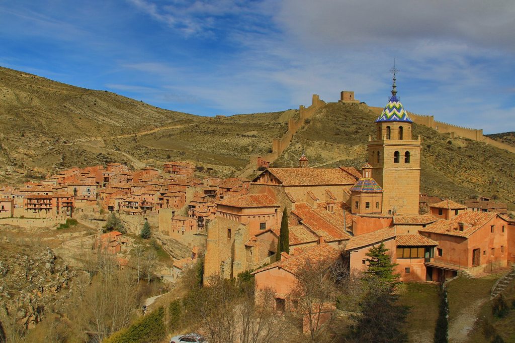 Albarracín con la torre de la catedral y las murallas medievales al fondo