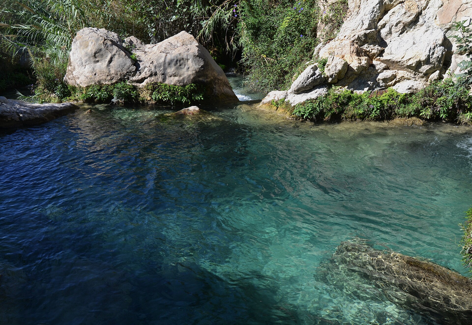 Poza de agua turquesa en las Fuentes del Algar (Callosa d'en Sarrià)