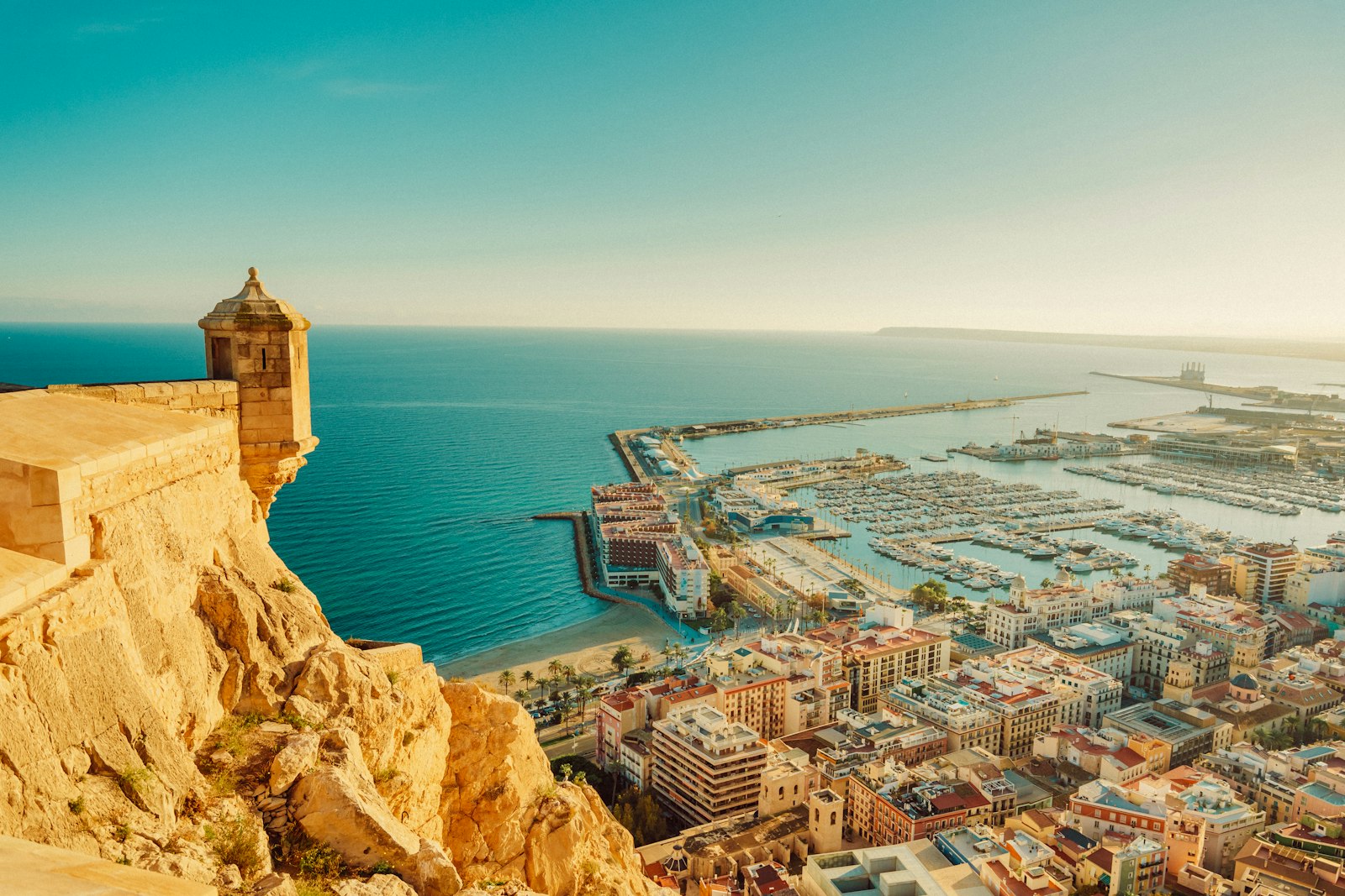 Vista de Alicante y su puerto desde el Castillo de Santa Bárbara