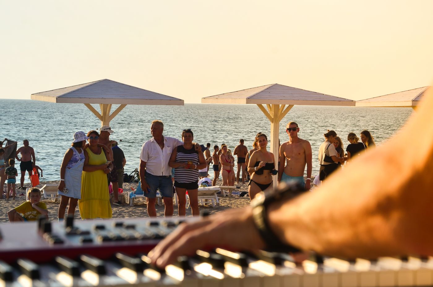 Concierto junto al mar con público bajo sombrillas