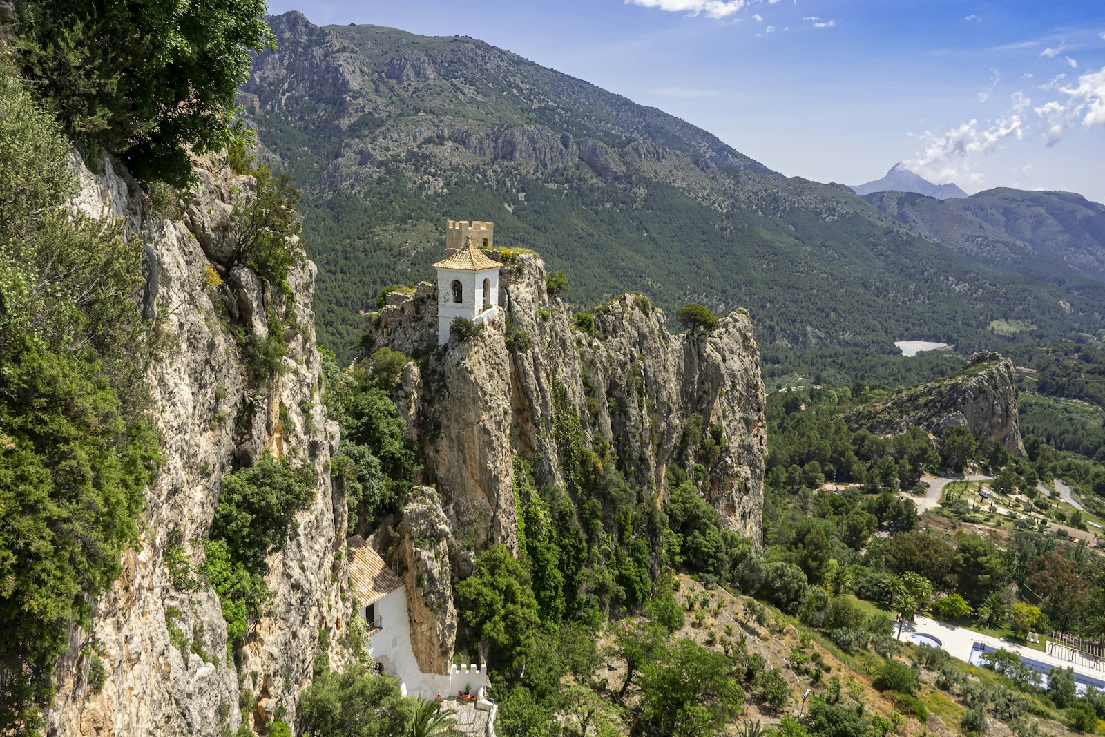Campanario de Guadalest sobre la roca, parada de la excursión a Alicante y Guadalest desde Valencia