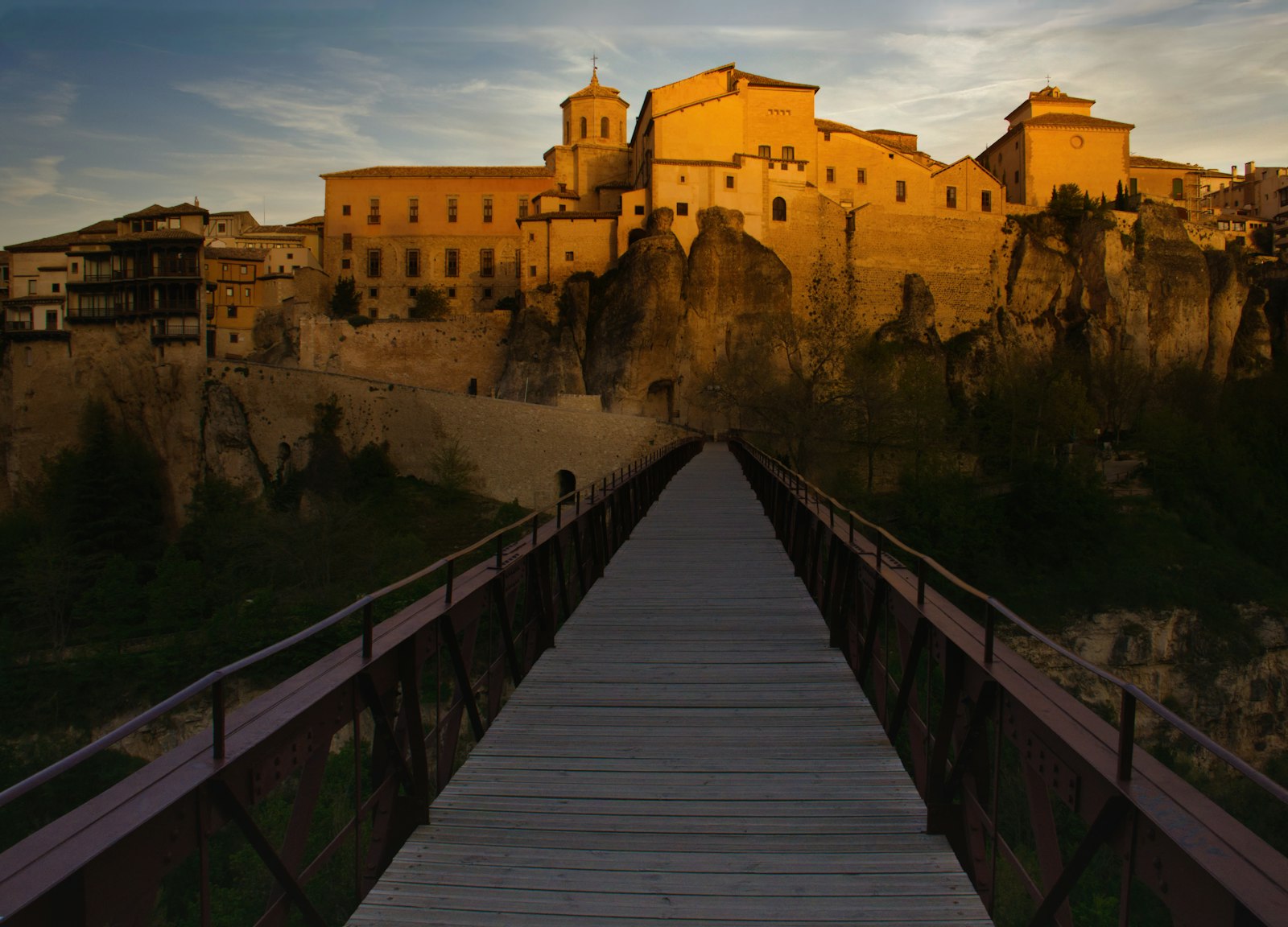 Cuenca desde el puente de San Pablo al atardecer, excursión a Cuenca y la fiesta del azafrán desde Valencia