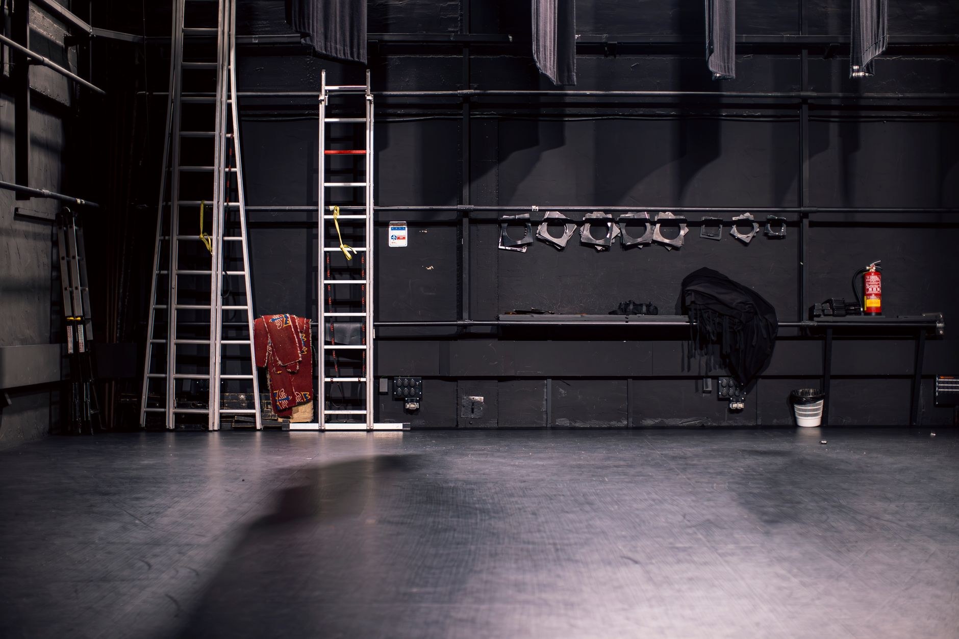 Escenario de teatro con equipamiento listo para una función