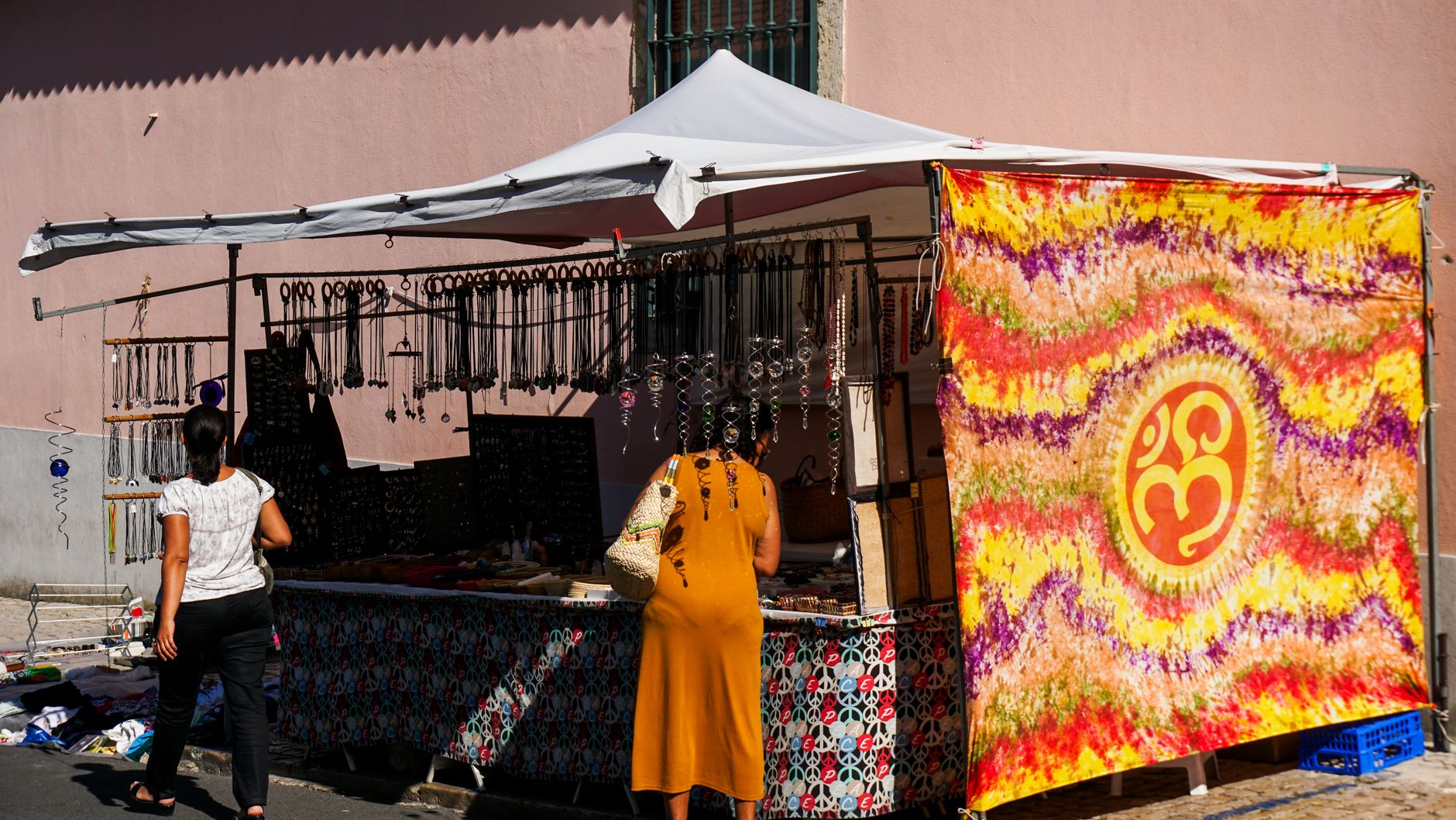 Puesto de artesanía y textiles en un mercado al aire libre en España
