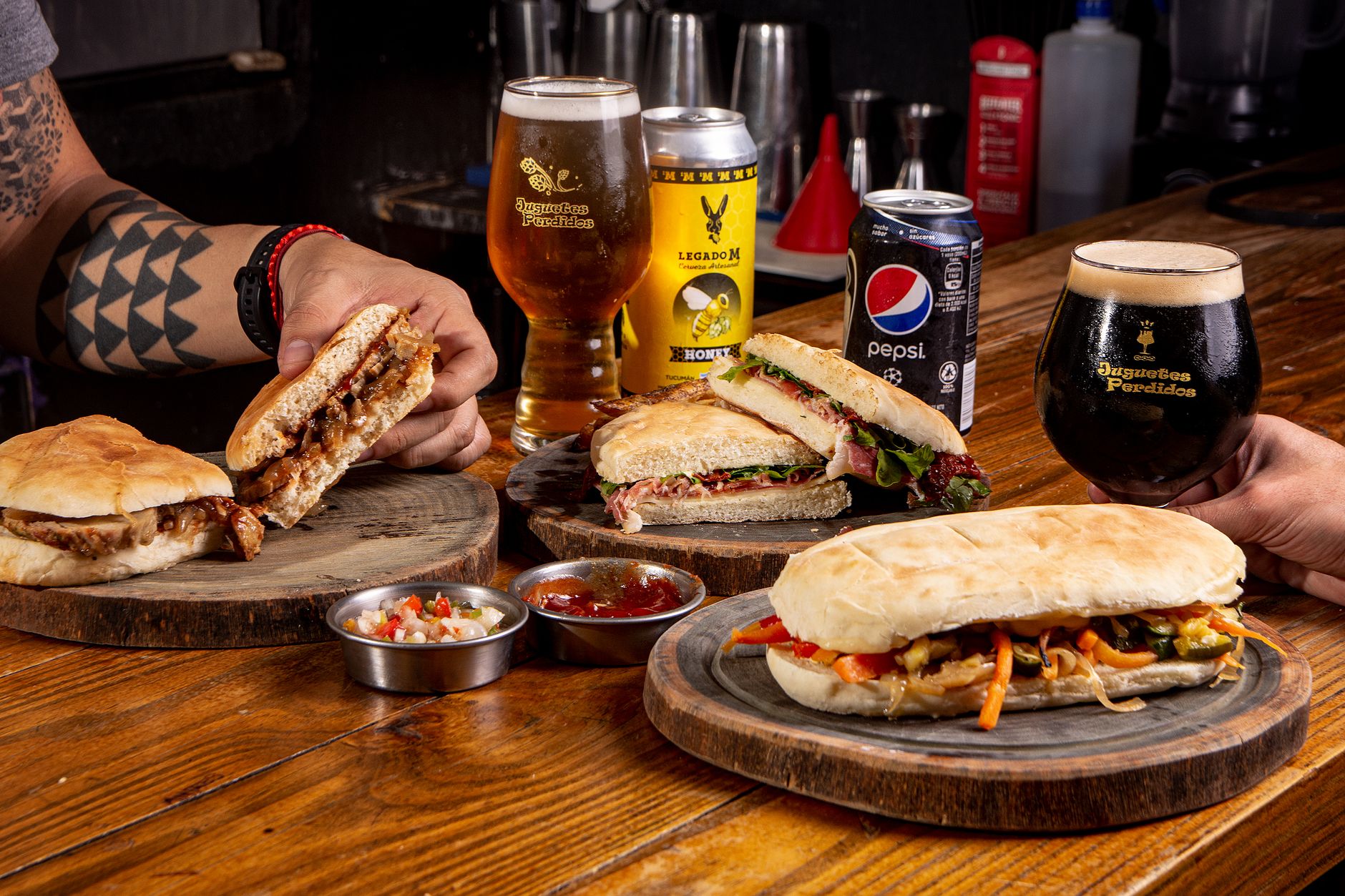 Bocadillos gourmet con cerveza sobre una mesa de madera
