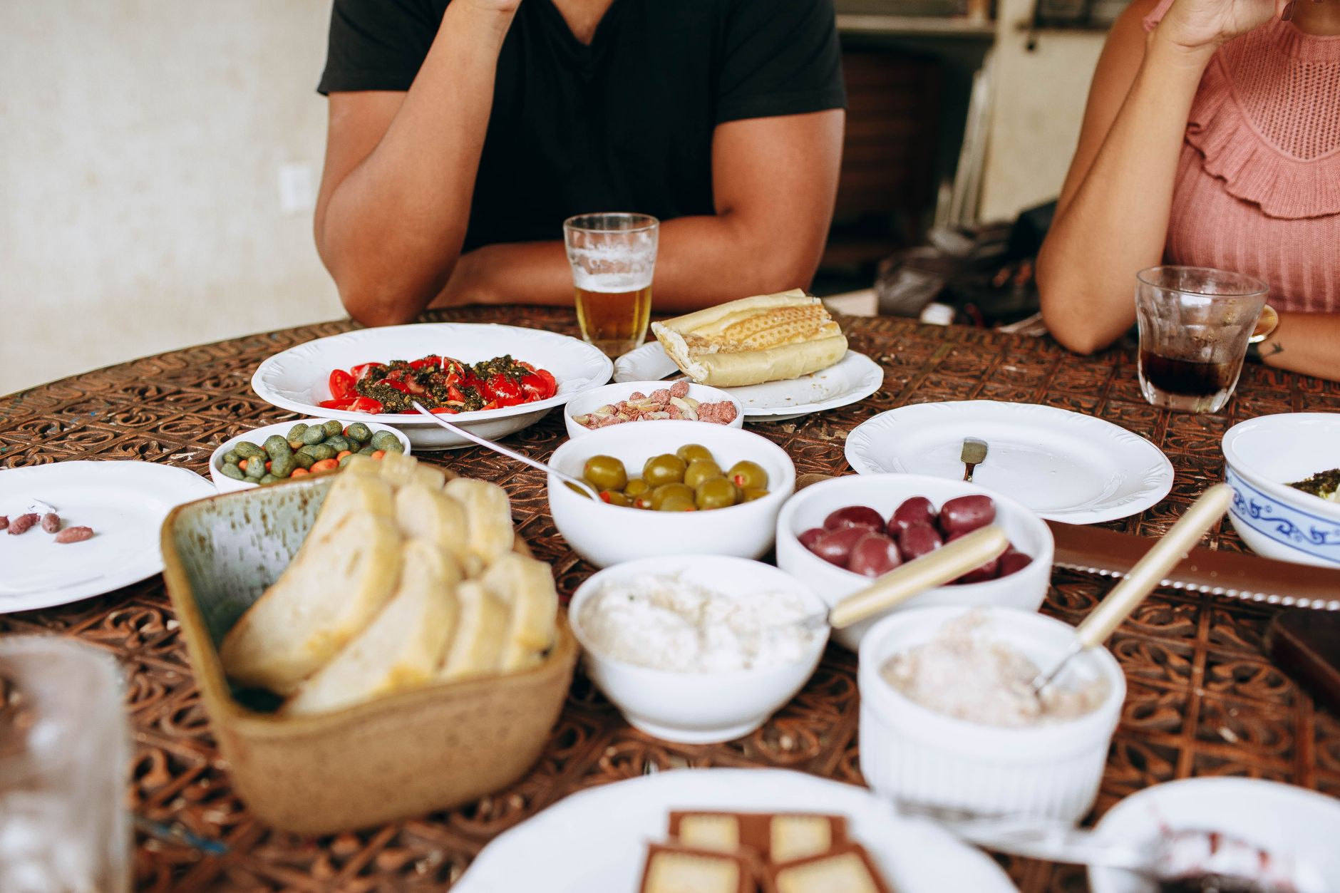 Mesa con pan, aceitunas y bebidas al estilo mediterráneo