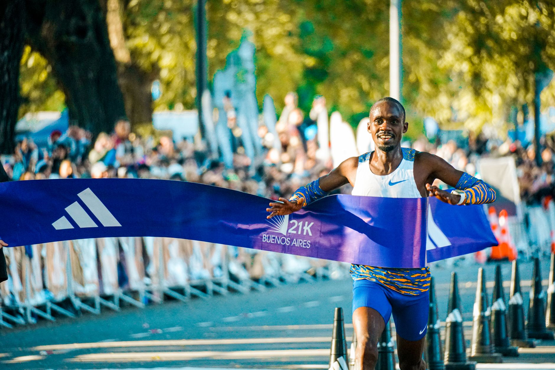 Atleta cruzando la meta de una carrera popular
