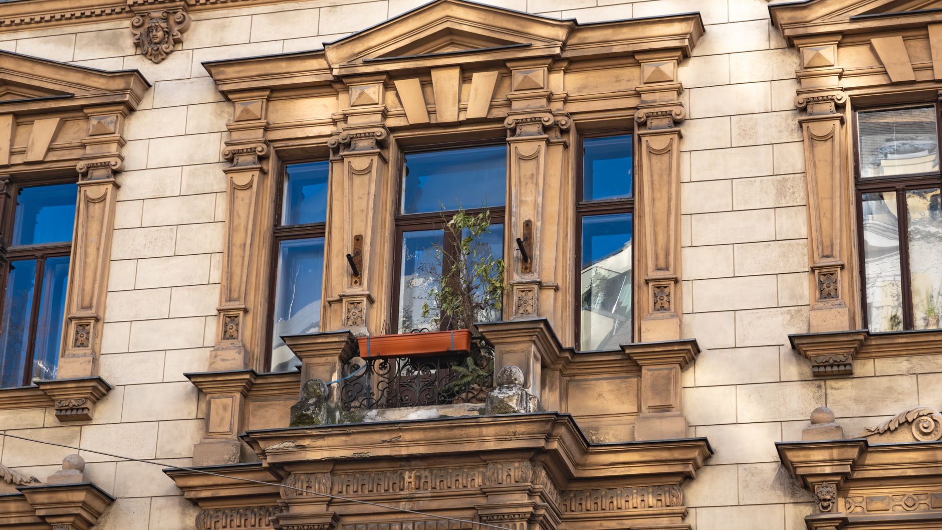 Detalle arquitectónico de la fachada de un edificio histórico