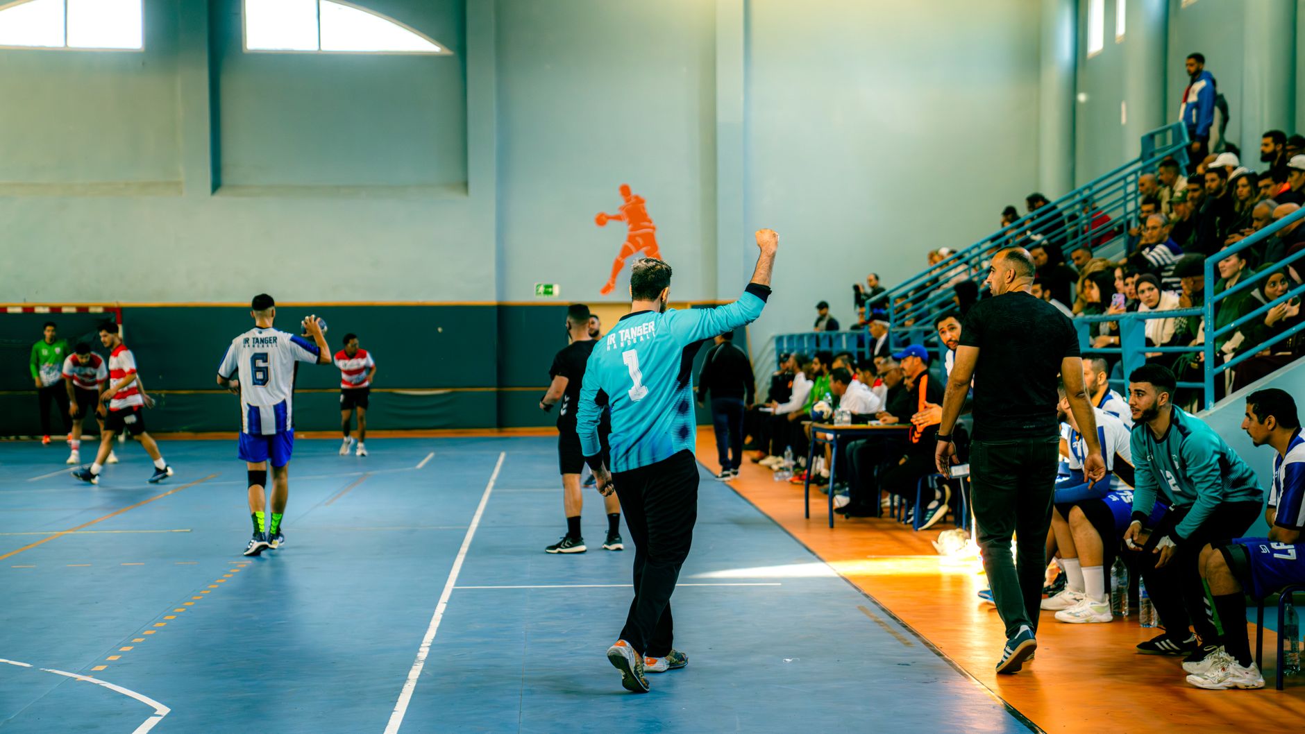 Partido en un pabellón cubierto con público