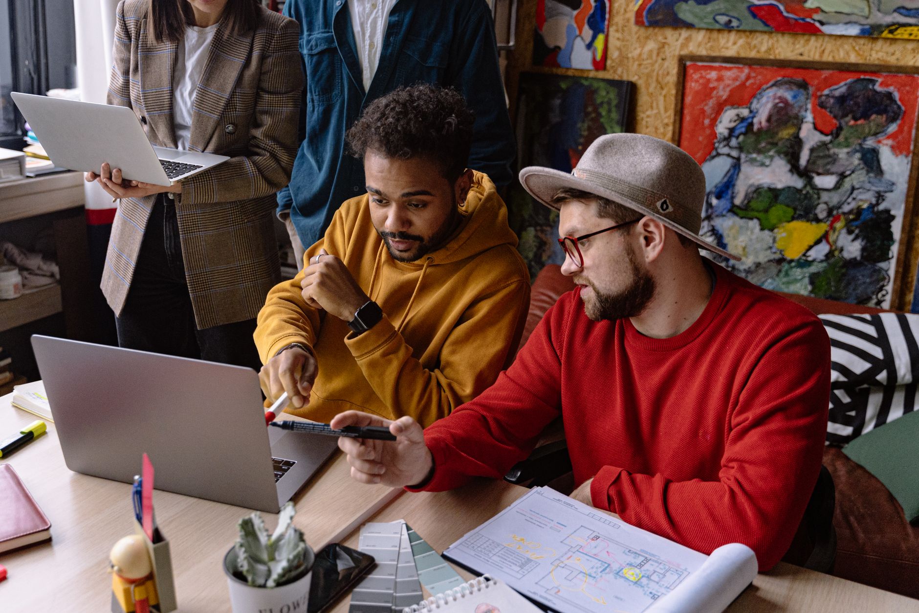 Personas trabajando en un taller de diseño creativo con ordenadores
